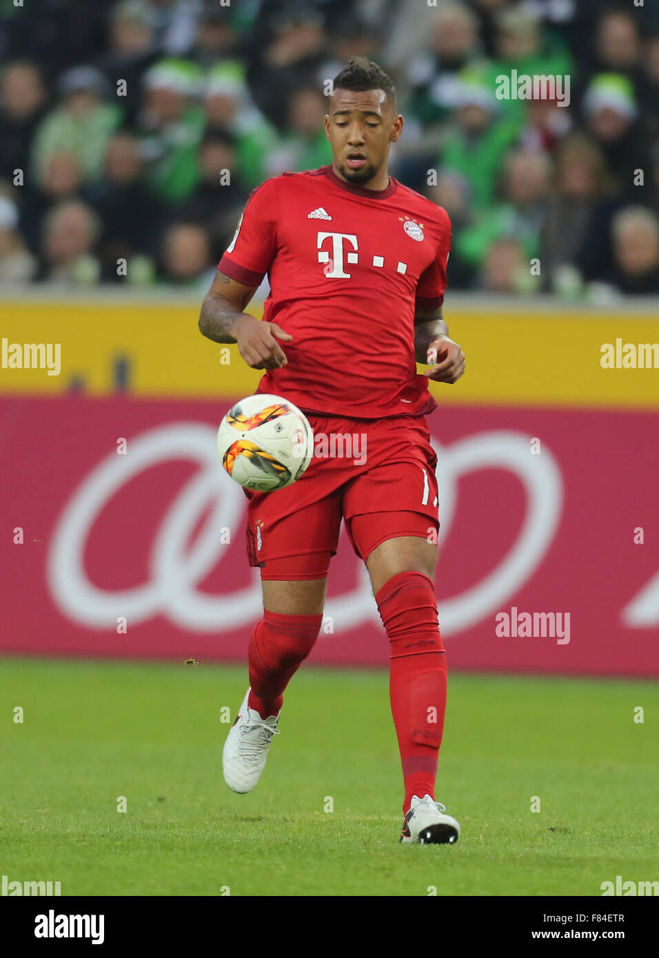 Deutschland, Bandesliga, Borussia Moenchengladbach Vs Bayern Muenchen, Mönchengladbach, 05.12.2015: Jerome Boateng (Muenchen) steuert den Ball. Stockfoto