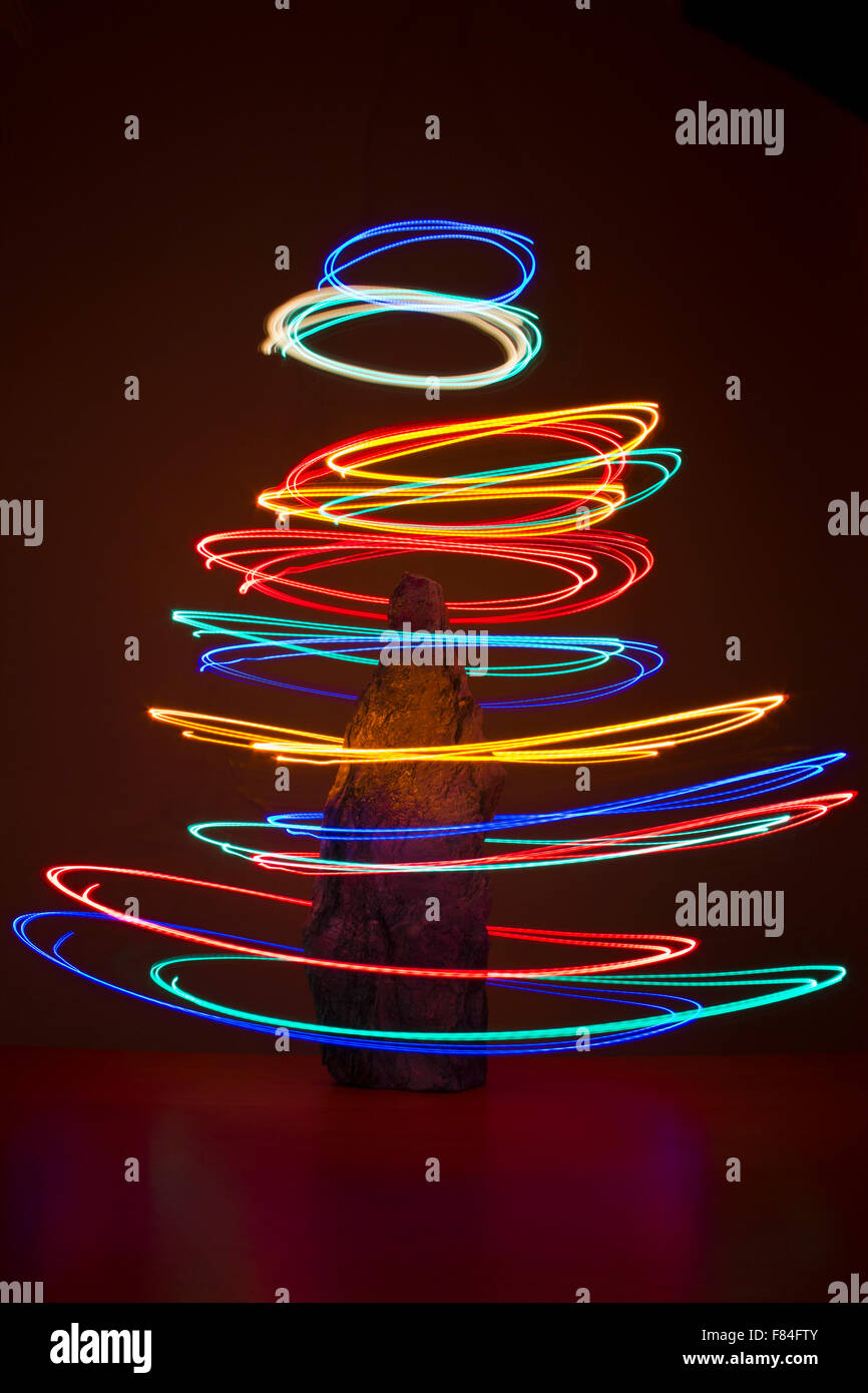 Lightpainting erstelle ich einen abstrakteren Weihnachtsbaum Stockfoto