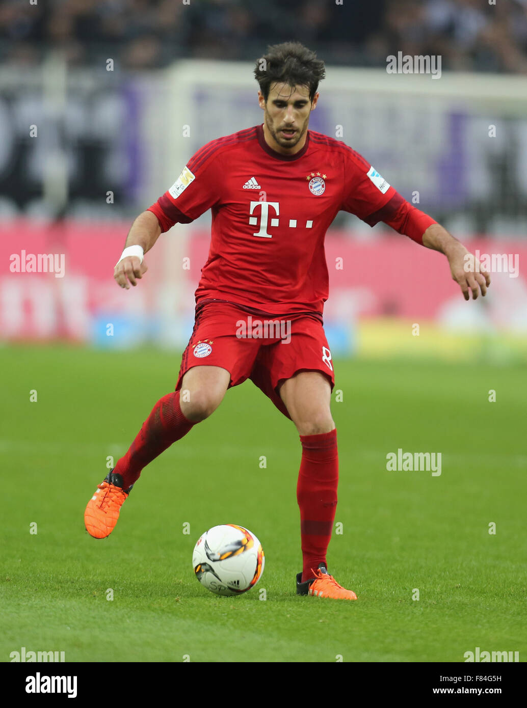 Deutschland, Bandesliga, Borussia Moenchengladbach Vs Bayern Muenchen, Mönchengladbach, 05.12.2015: Javier Martinez (Muenchen) steuert den Ball. Stockfoto