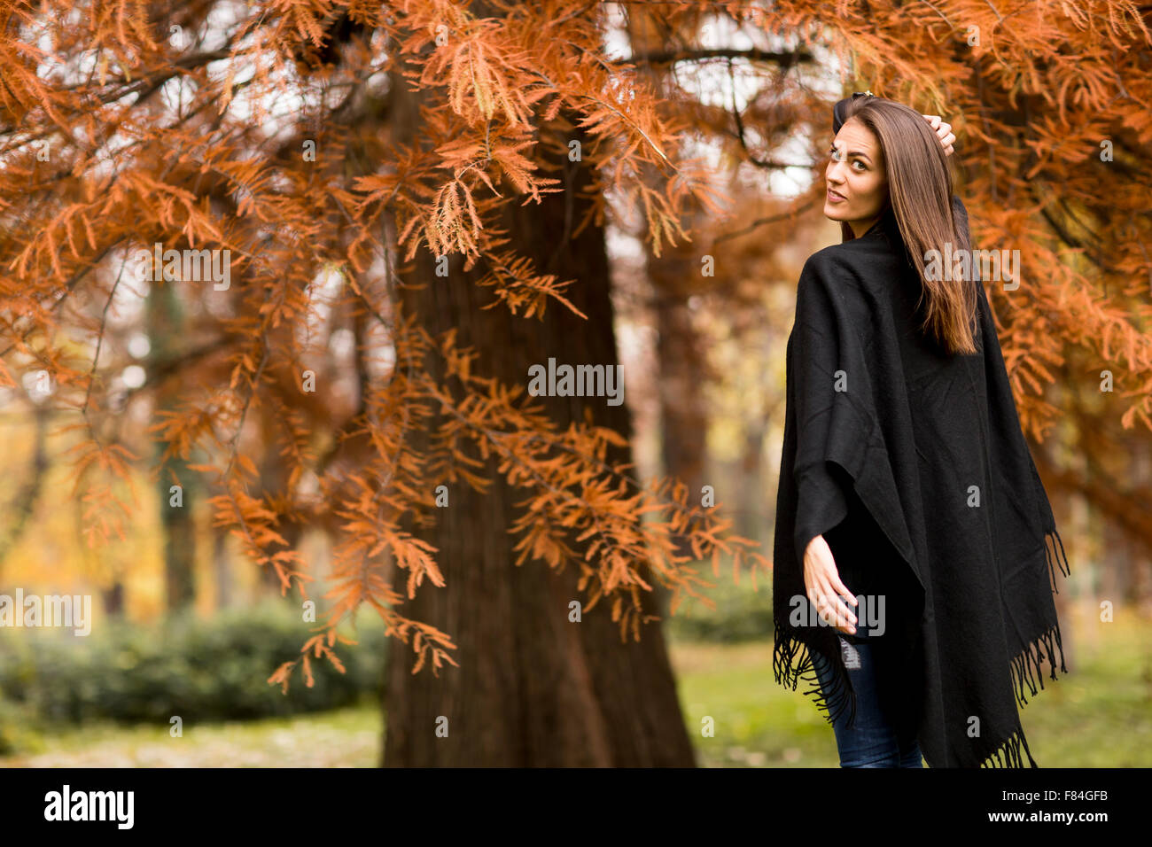 Junge Frau im Herbst park Stockfoto