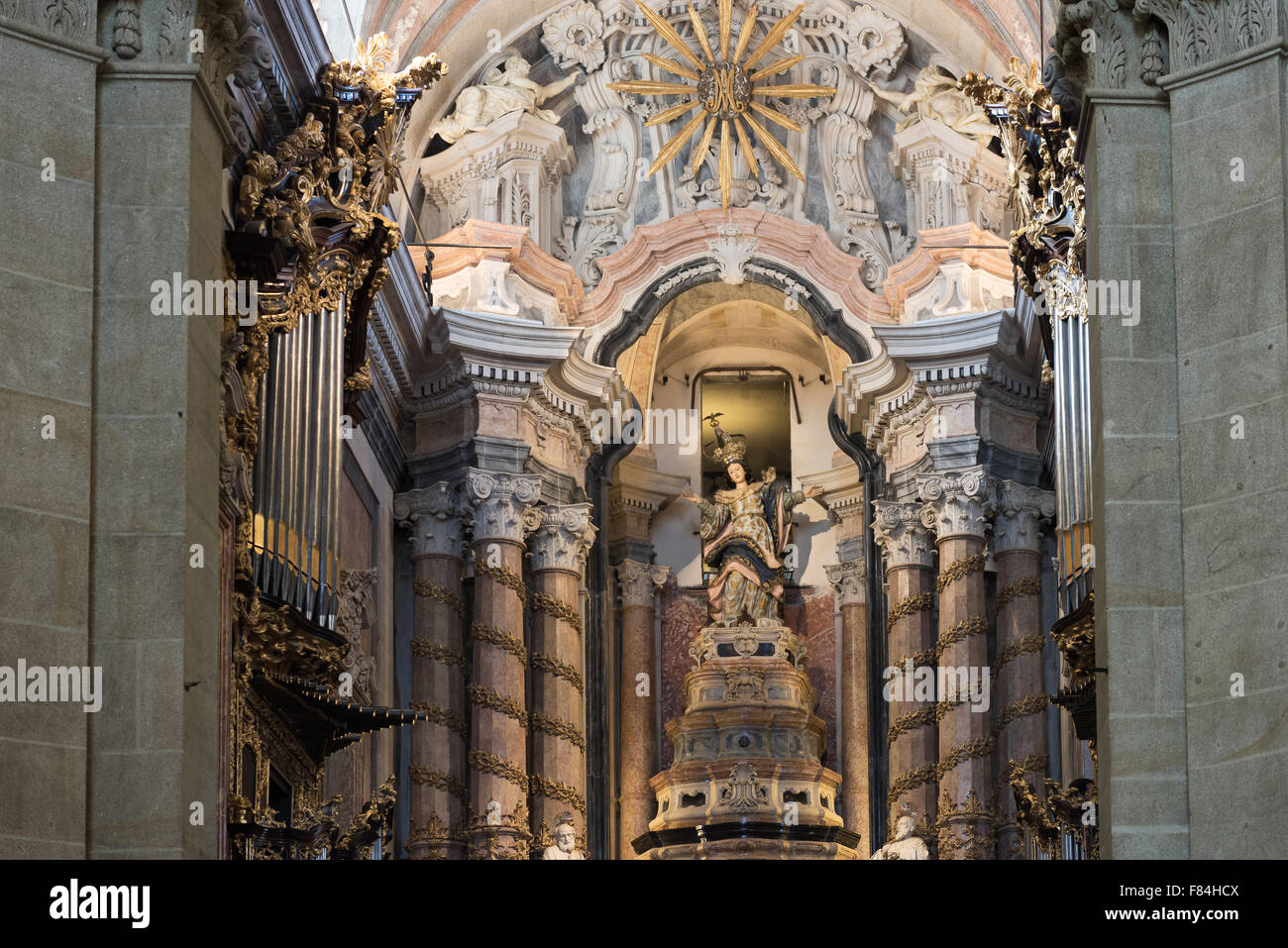 Interieur und Altar der Kirche Los Clerigos, berühmt für den Turm und die Drehorgel Stockfoto