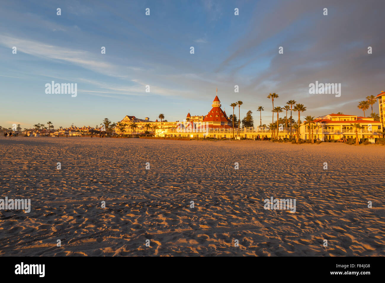 Die Einstellung Sonne beleuchtet das Hotel Del Coronado und Strand. Coronado, Kalifornien, USA. Stockfoto