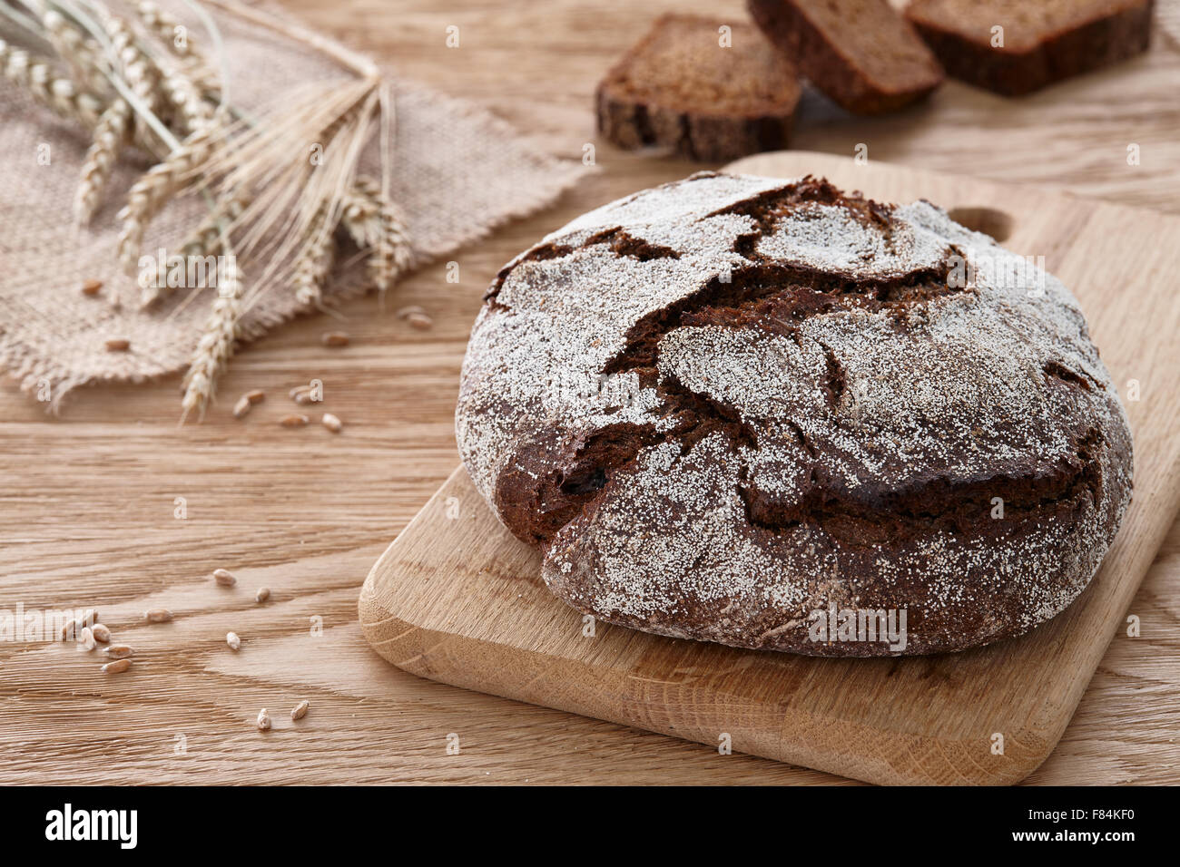 Rundes Laib Brot auf einem hölzernen Hintergrund Stockfoto
