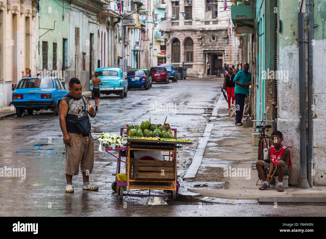 Junge saß neben seinem Vater manning einen Obst-Stall in Centro Havanna. Stockfoto