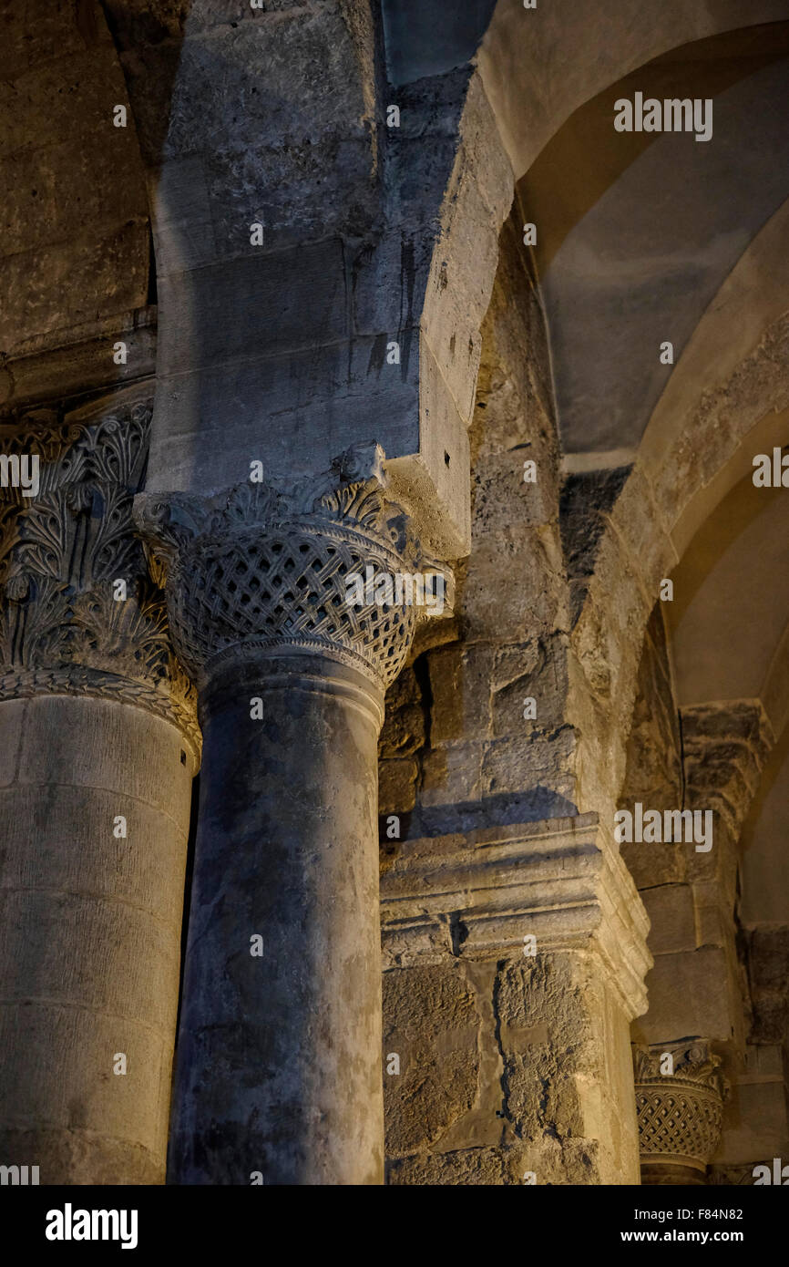 Byzantinische Spalten mit kunstvoll geschnitzten Kapitellen im Arches der Jungfrau in der Kirche des Heiligen Grabes Altstadt Ost Jerusalem Israel Stockfoto