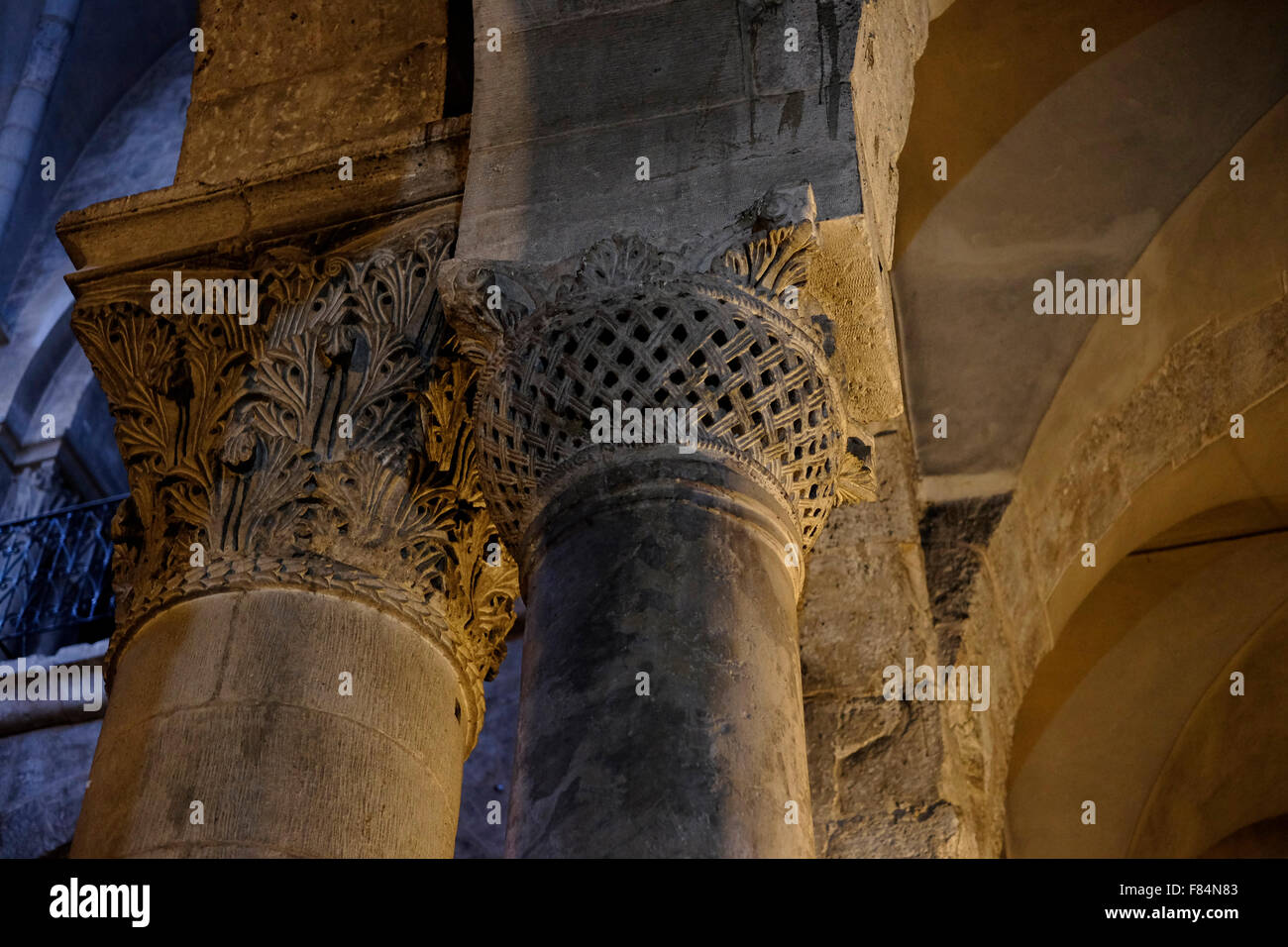 Byzantinische Spalten mit kunstvoll geschnitzten Kapitellen im Arches der Jungfrau in der Kirche des Heiligen Grabes Altstadt Ost Jerusalem Israel Stockfoto