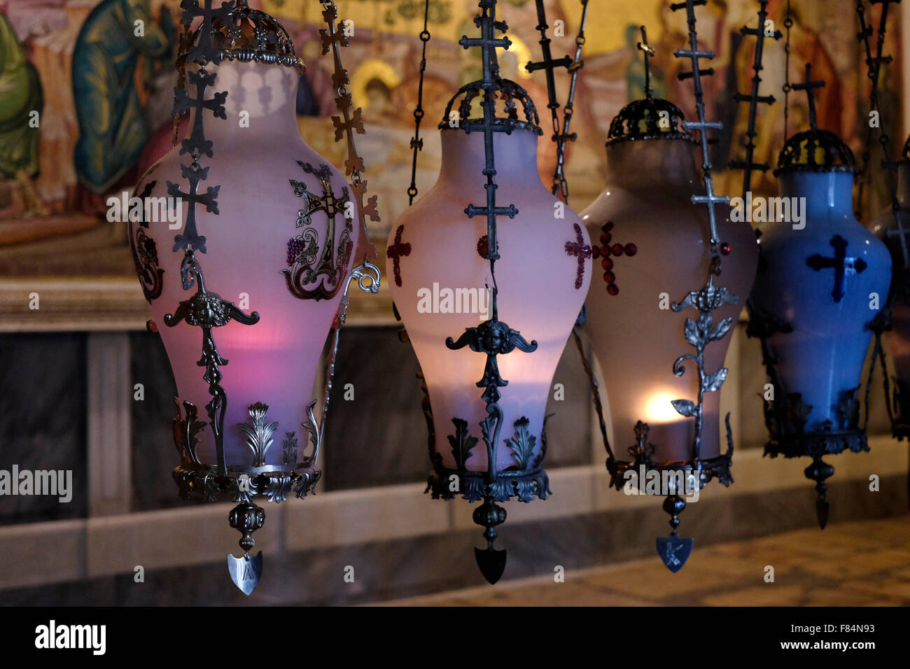 Lampen über den Stein der Salbung oder Stein der Krankensalbung in der Kirche des Heiligen Grabes im christlichen Viertel der Altstadt Ost Jerusalem Israel Stockfoto