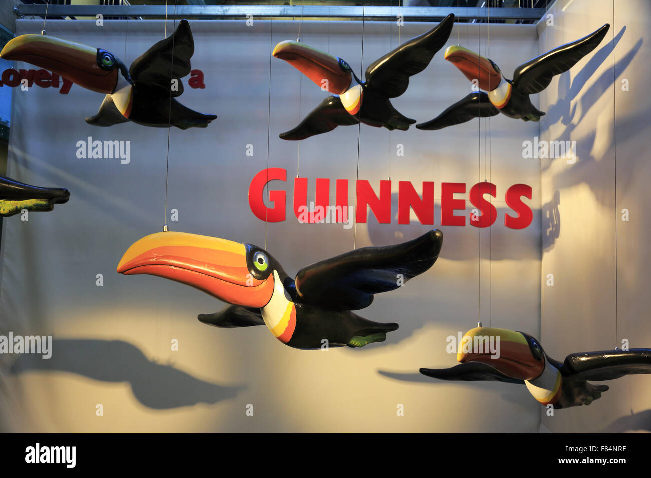 Werbeanzeigen von Guinness Bier im Guinness Storehouse, Dublin Irland anzeigen Stockfoto