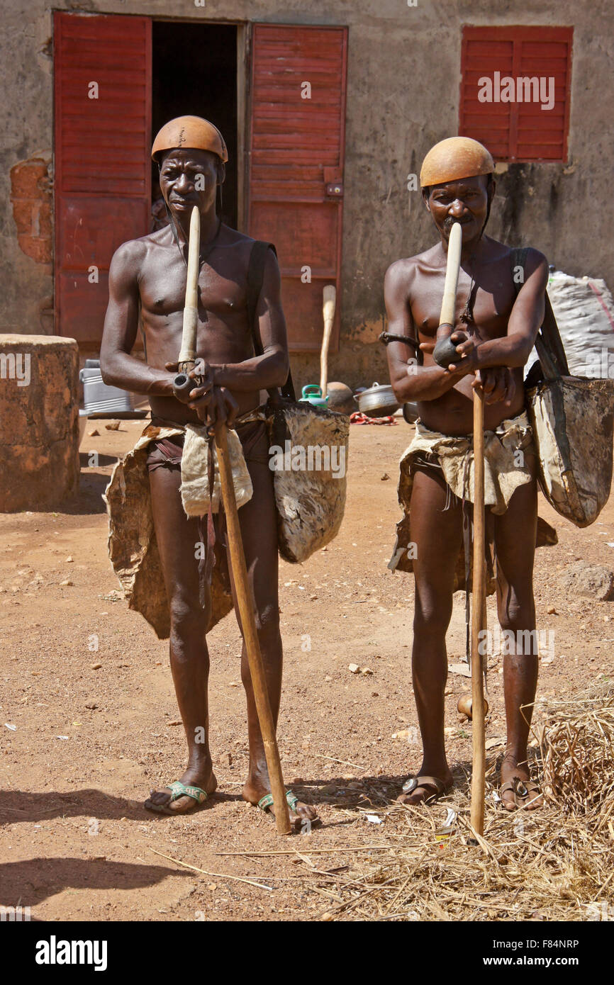 Fulani-Männer in traditioneller Kleidung, Copargo, Norden Benins Stockfoto