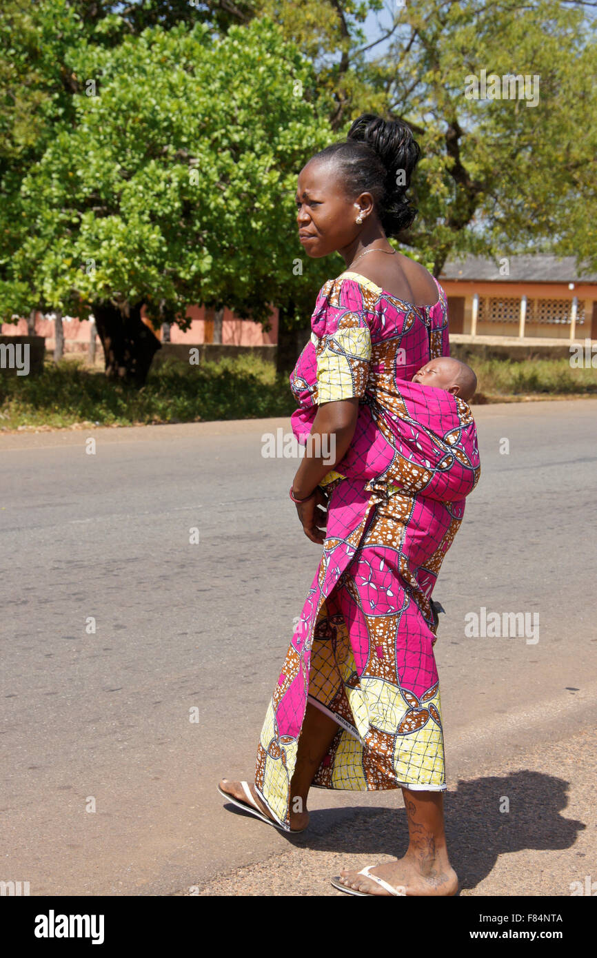 Mutter mit Baby auf Rücken, Copargo, Norden Benins Stockfoto