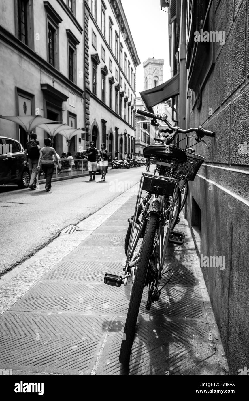 Florenz, Italien - abgestellt September 2015 - Fahrrad auf dem Bürgersteig In der alten europäischen Stadt. Fahrrad-Parken auf Straße, Florenz, Italien. 201 Stockfoto