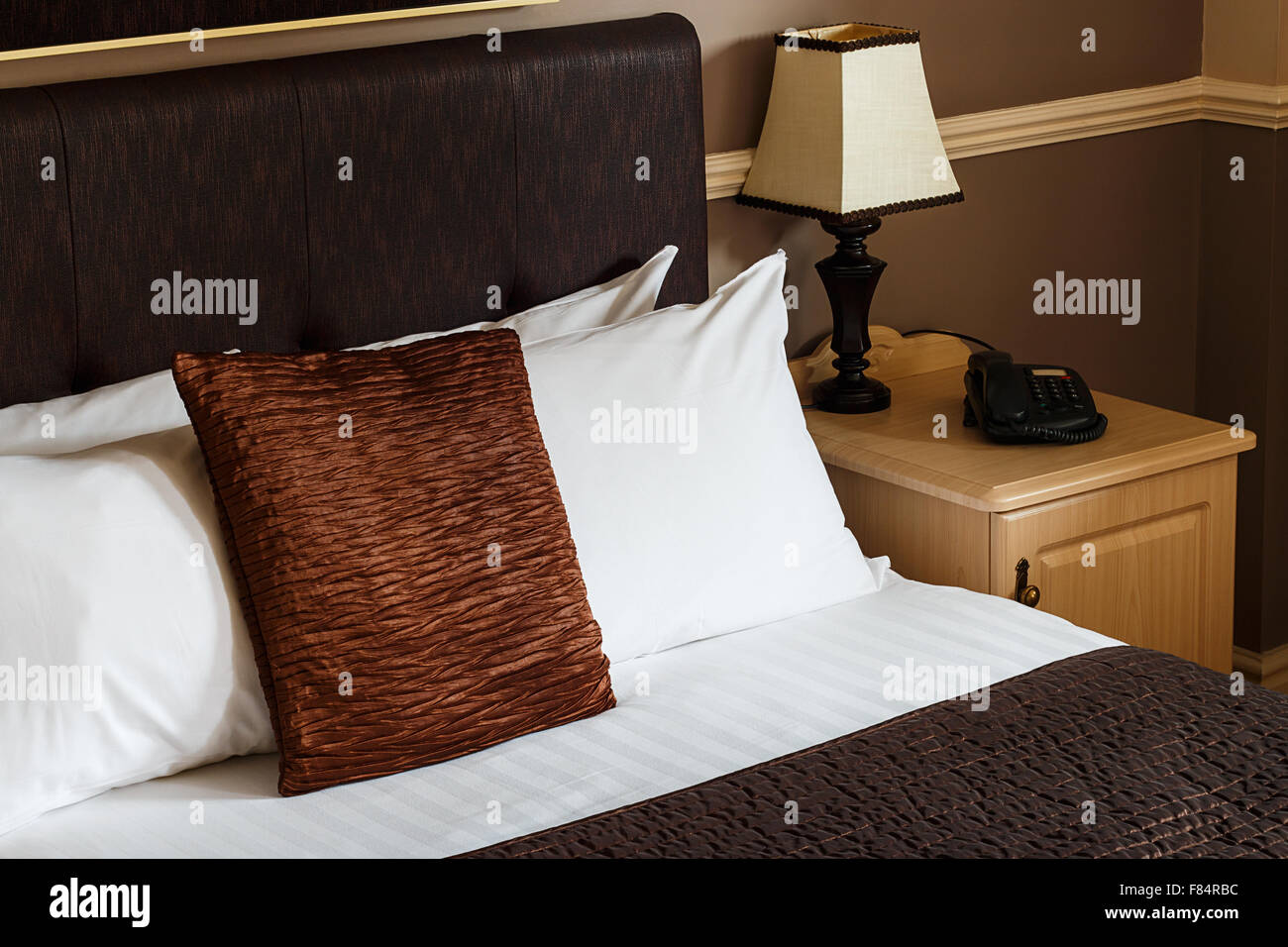 Generische Hotel Zimmer Beispiel mit frisch gemacht, Bett, saubere Bettwäsche und ein schlicht neutral Dekor, die in jedem Motel Schlafzimmer finden Stockfoto