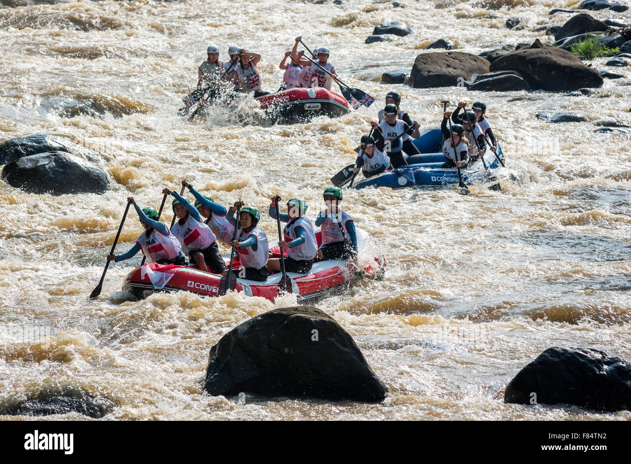 U19-Frauen Teams von Indonesien, Neuseeland und Großbritannien auf Down River Race Kategorie während Rafting WM 2015. Stockfoto