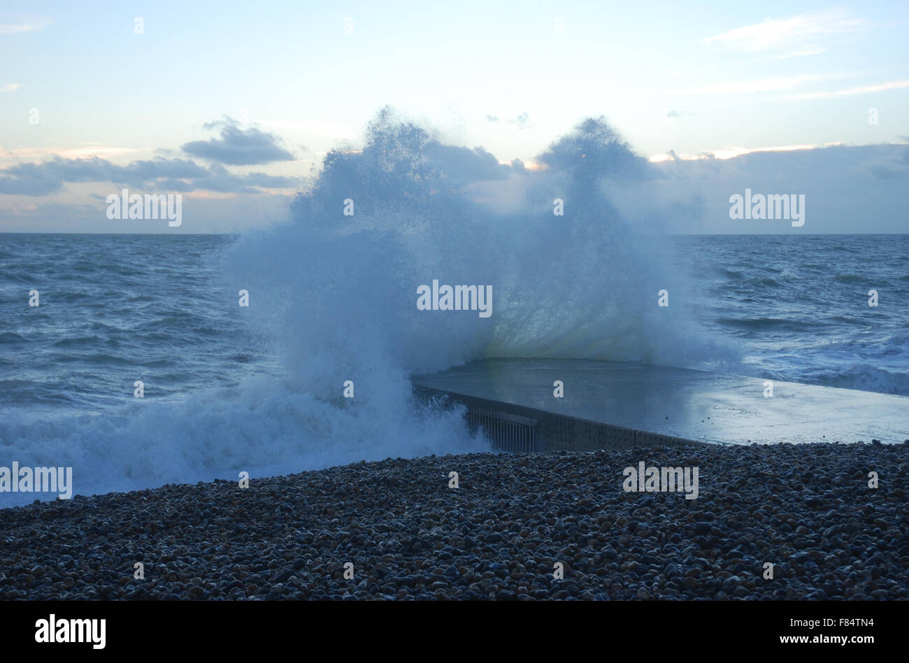 Wellen gegen eine Buhne in Brighton Stockfoto