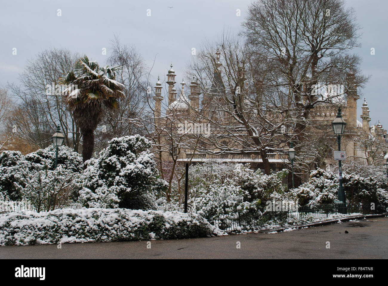 Schnee-Szene Brighton Pavilion im Hintergrund Stockfoto