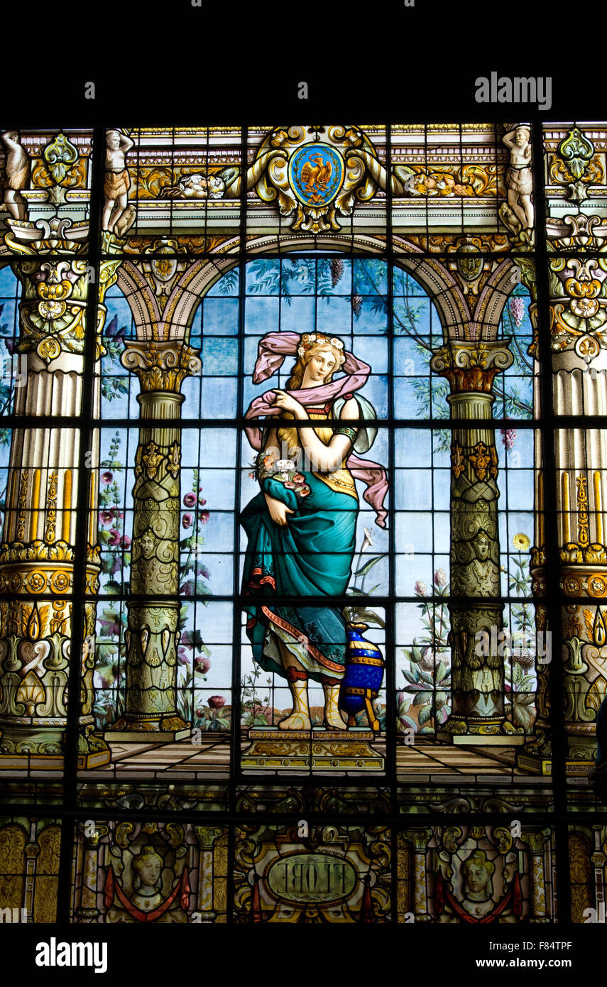 Glasfenster der griechischen Göttinnen in "Schloss Chapultepec" im Chapultepec-Park, Mexico City, Mexiko. Stockfoto