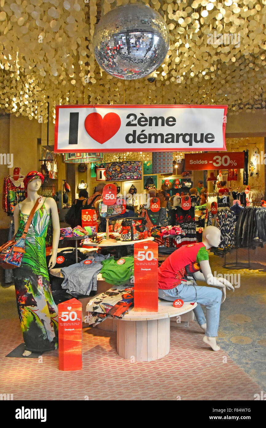 Aix-En-Provence Blick auf französische Mode Shop-Interieur mit Fassade öffnen, Bürgersteig Bouches du Rhone Provence-Alpes-Côte d ' Azur Frankreich Europa Stockfoto