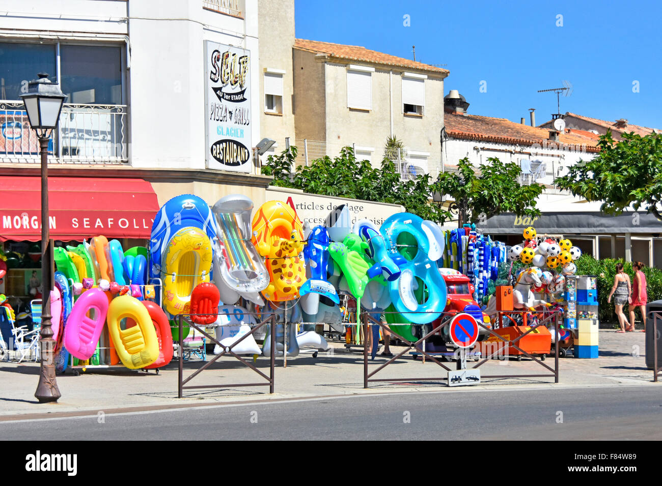Geschäft, das farbenfrohe Strandspielzeuge und -Accessoires verkauft, im Mittelmeerresort Saintes Maries de la Mer, Südfrankreich Stockfoto
