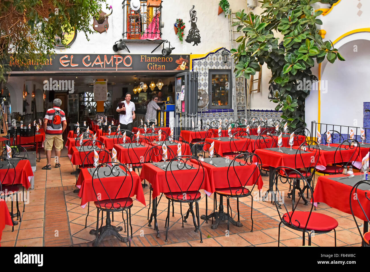 Saintes Maries De La Mer Restaurant im Freien Tische warten auf Mittag-Kunden in den mediterranen Badeort Stockfoto
