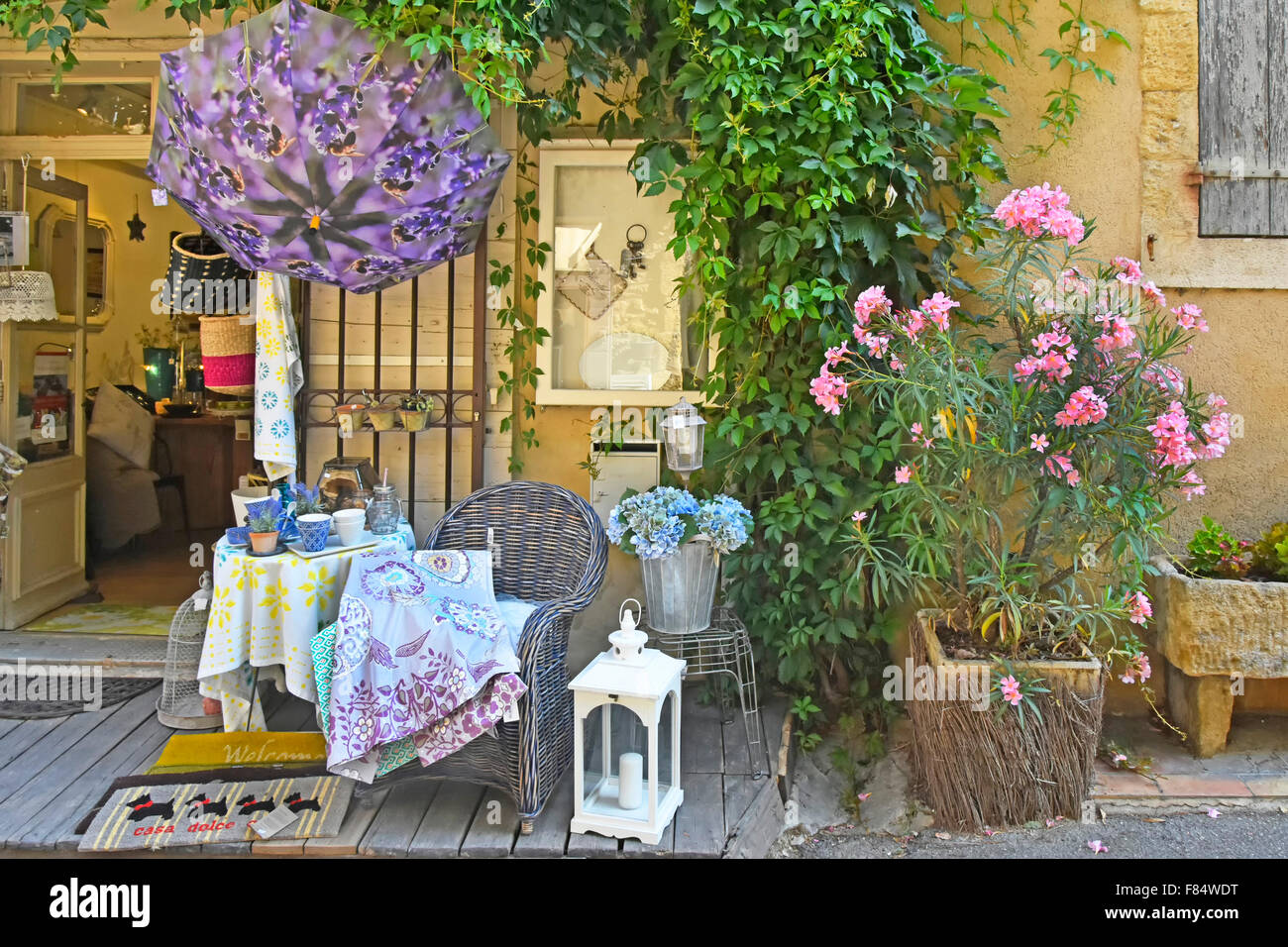 Lourmarin französisches Dorf im Bereich Luberon Provence kleine Shops & Pflaster Anzeige in einer schmalen Straße Frankreich Stockfoto