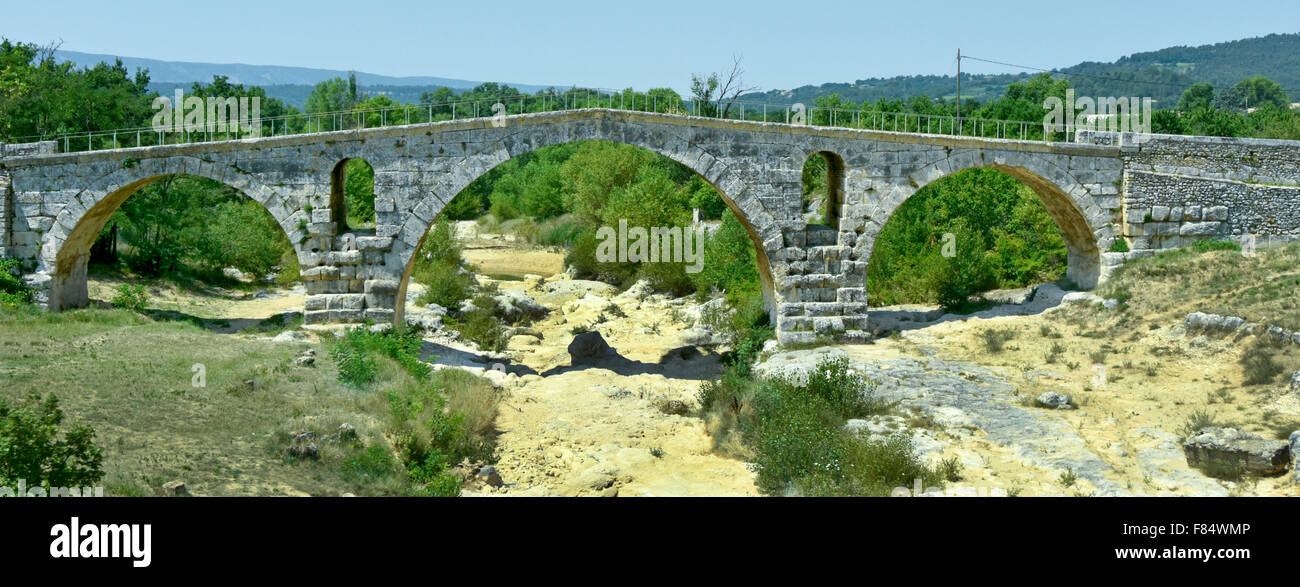 Französische historische Bauwerk der römischen Stein Bogenbrücke Pont Julien The Julien Brücke über den getrockneten bis Calavon Flussbett Stockfoto