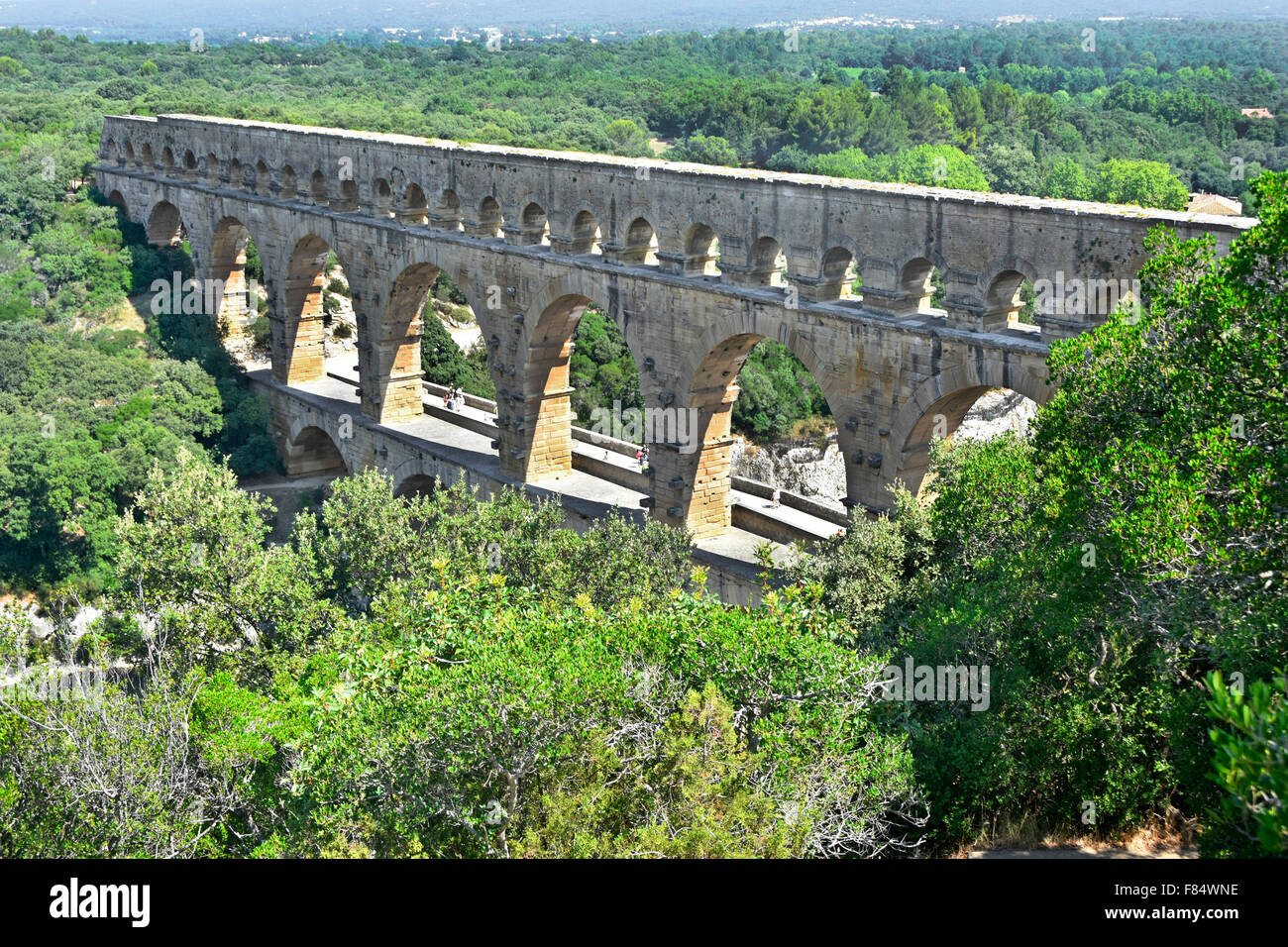 Pont du Gard antike römische Aquädukt überspannt den Fluss Gardon mit der angrenzenden Straße neben hinzugefügt Stockfoto