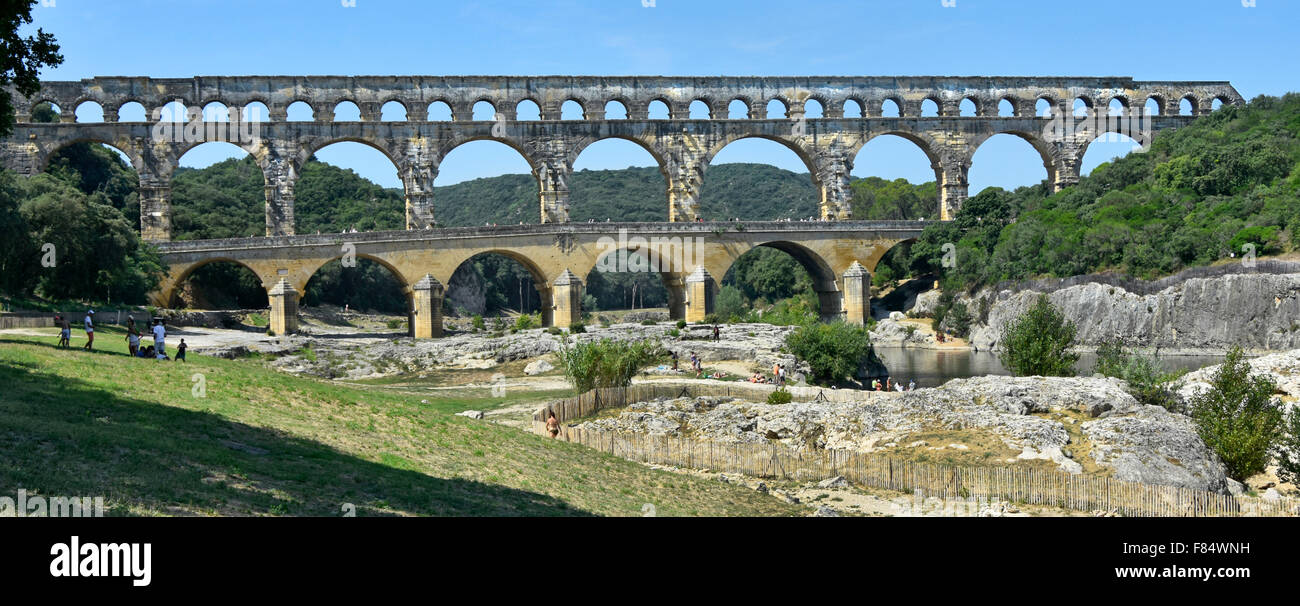 Pont du Gard antike römische Aquädukt überspannt den Fluss Gardon mit der angrenzenden Straße neben hinzugefügt Stockfoto
