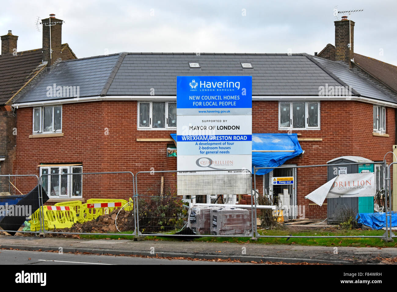 Neue Häuser für die Einheimischen auf dem bestehenden Harold Hill Romford Wohngebiet in Havering East London, unterstützt vom Bürgermeister von London England Großbritannien Stockfoto