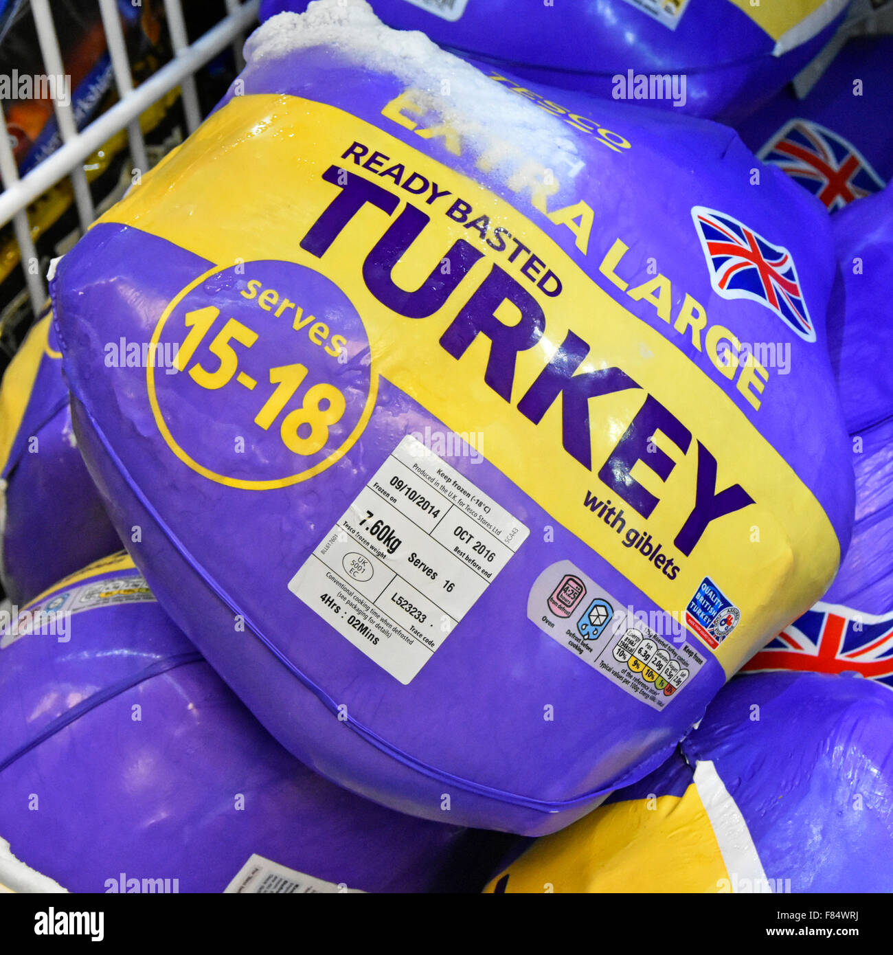 Gefrorene Türkei Vogel bereit begossen extra große britische Qualität mit Innereien im Supermarkt Vitrine vor Dezember für Weihnachtsgeschäft England UK Stockfoto