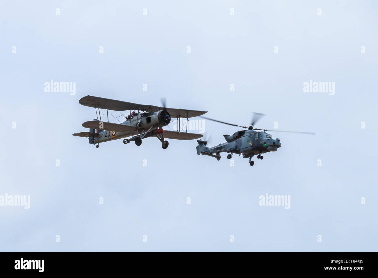 Vergangenheit und Gegenwart, die Fairey Swordfish und schwarze Katzen Hubschrauber von der Royal Navy Team auf ihre fliegen Vergangenheit anzeigen Stockfoto