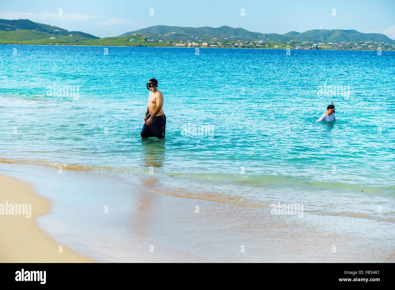 Menschen lernen, Turtle Beach auf Buck Island National Park mit St. Croix, Amerikanische Jungferninseln im Hintergrund zu Schnorcheln. USVI, U.S.V.I. Stockfoto