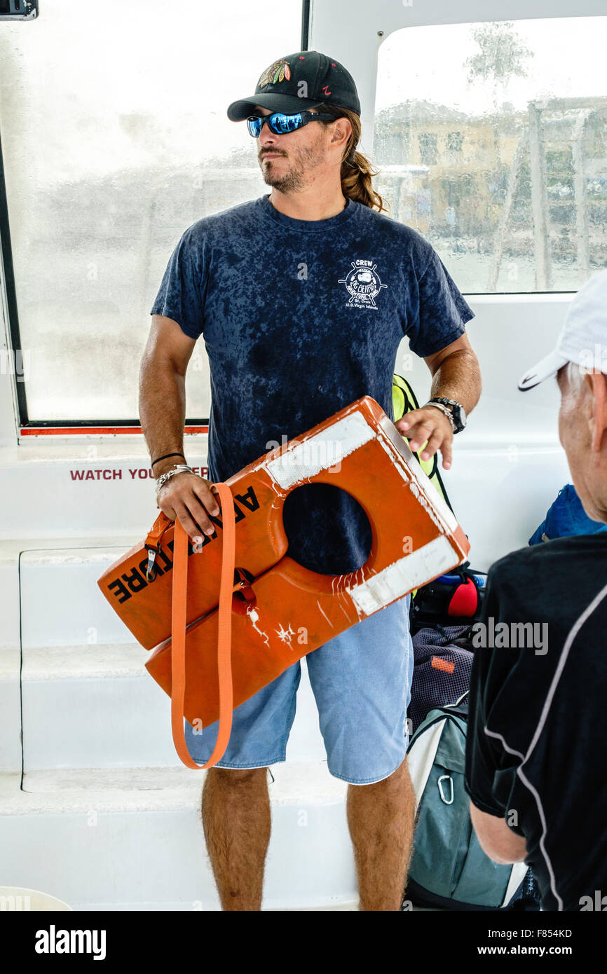 Ein kaukasischer Mann beauftragt Passagiere bei der Verwendung von Schwimmwesten auf ein Charter-Boot angedockt von Queen Cross Street Christiansted US Virgin Islands Stockfoto