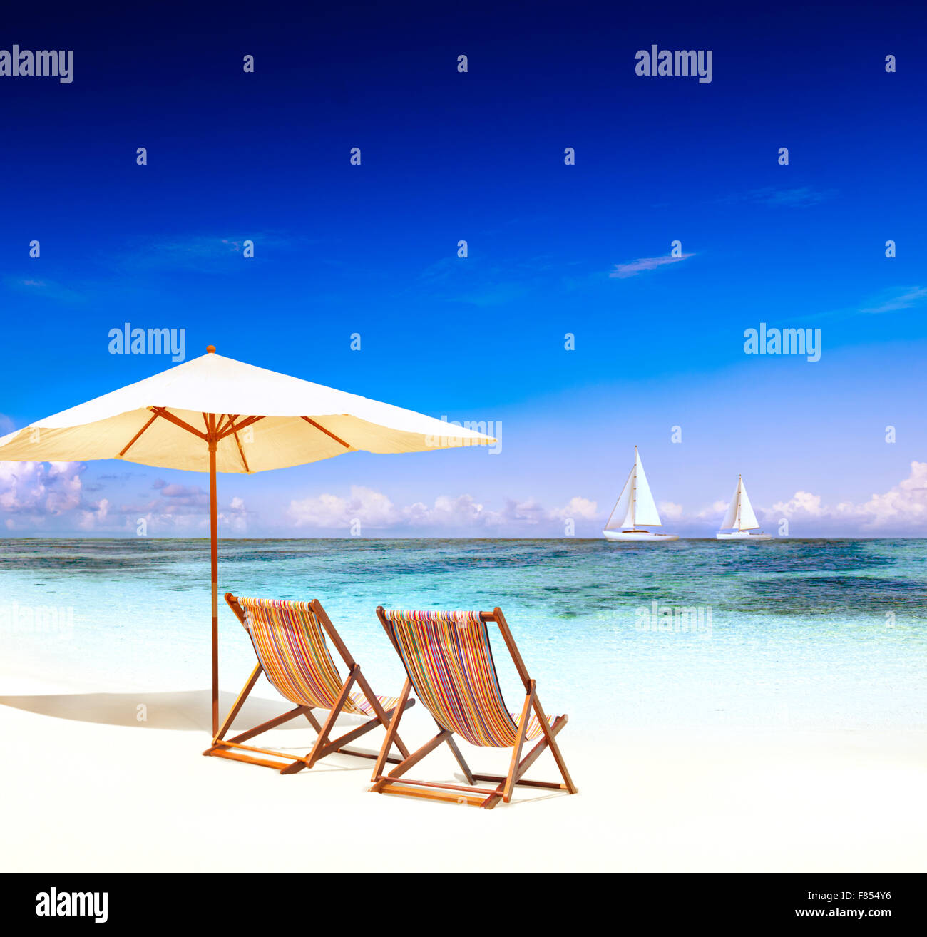 Liegestuhl auf dem Trapical-Strand-Meer-Konzept Stockfoto