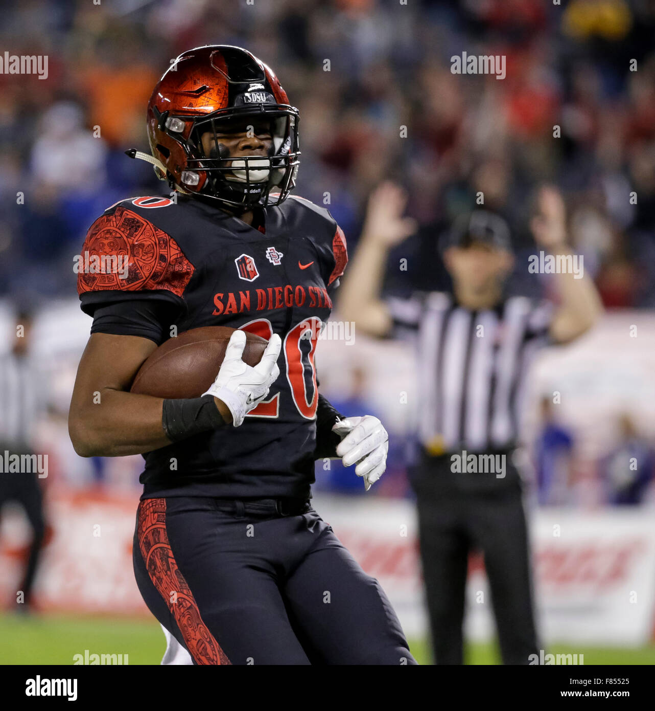 San Diego, Kalifornien, USA. 5. Dezember 2015. San Diego State University aztekischen Runningback #20 Rashaad Penny erhält einen Touchdown während der Mountain West Conference Championship NCAA Football-Spiel zwischen der San Diego State University Azteken und die United States Air Force Academy Falcons im Qualcomm Stadium in San Diego, Kalifornien. SDSU Azteken besiegen der United States Air Force Falcons 27 - 24. Justin Cooper/CSM/Alamy Live-Nachrichten Stockfoto