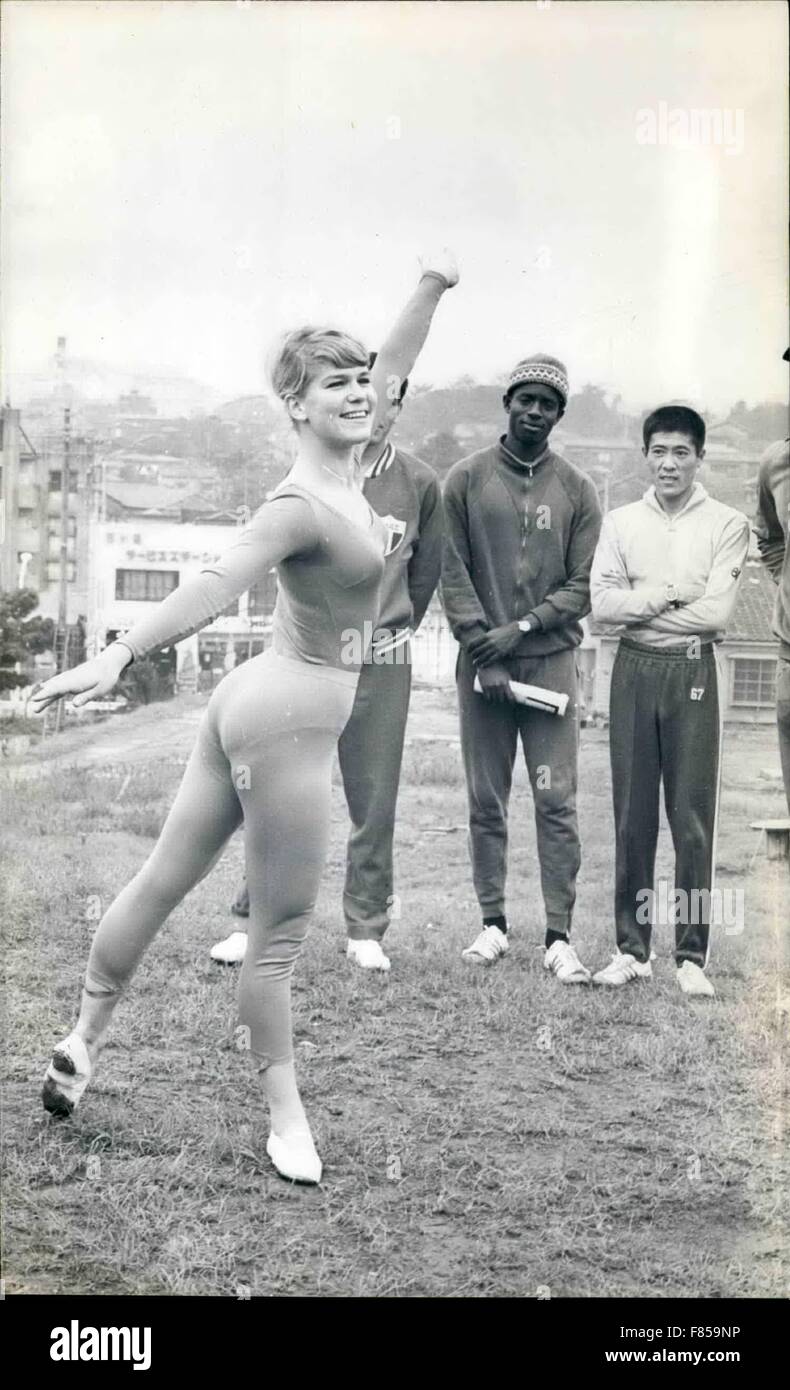 1970 - schwedische Venus: Mary Lundgest, der schwedischen Turner zeigt sich auch in Citavi im Olympischen Dorf in Tokio für das Spiel von anderen Athleten hier beobachtet. © Keystone Bilder USA/ZUMAPRESS.com/Alamy Live-Nachrichten Stockfoto