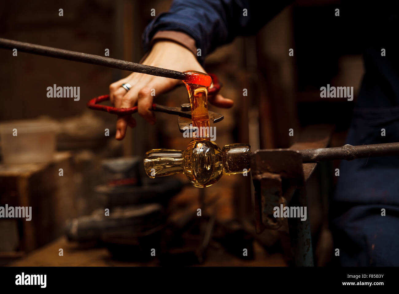 Glas-Künstler in ihrer Werkstatt machen Glaswaren Stockfoto