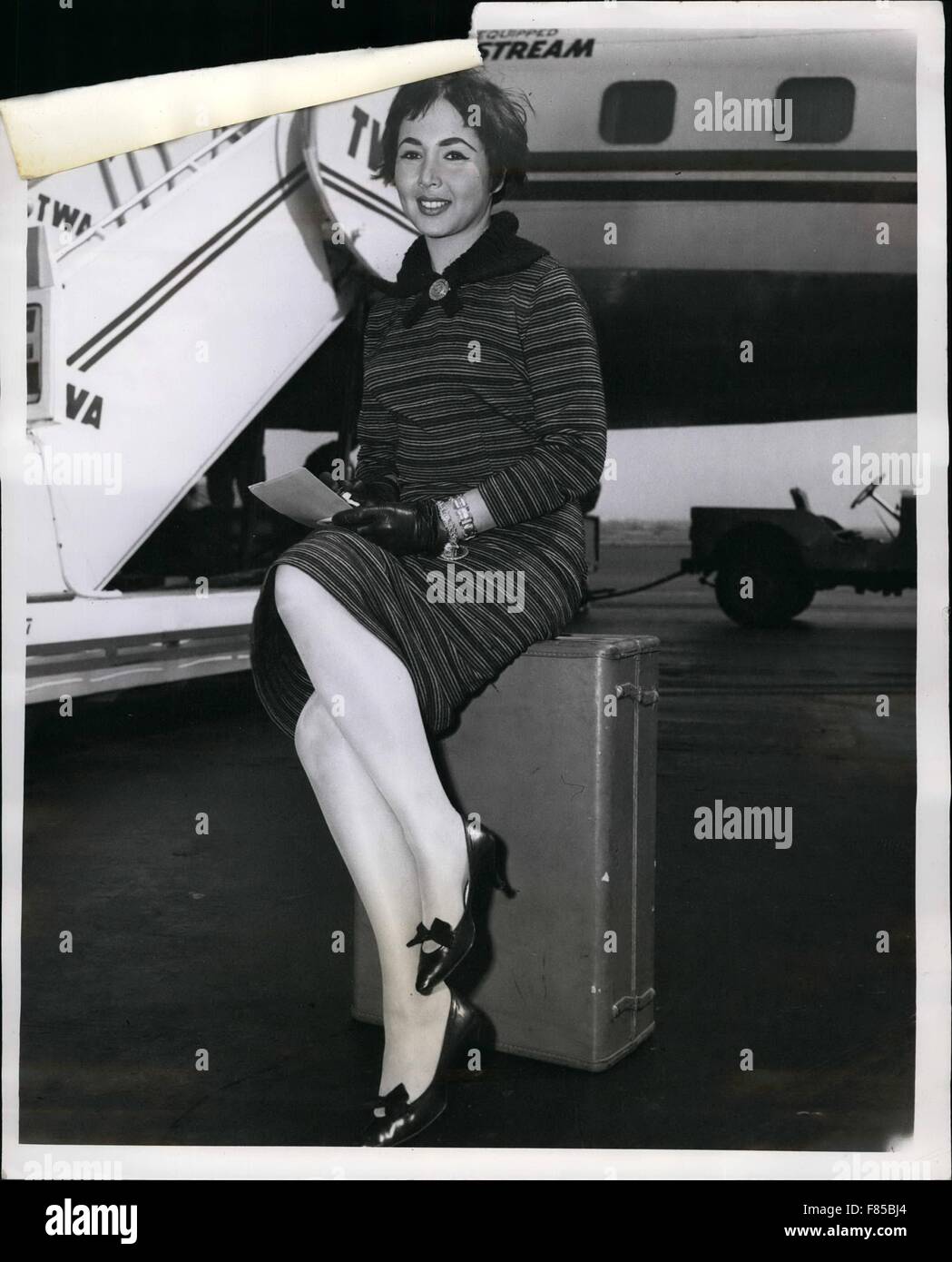 1958 - Idiewild Flughafen, N.Y. 14. April-hübsche Tv Kandidat, Frau Phylles Romen, Mutter zweier von Oaks, California, Streiks ein Wenning stellen bei ihrer Ankunft über die Jetstream aus Los Angeles, Frau Romes, die Form Küste zu Küste in den letzten drei Wochen pendeln wurde auf der Nidry Version von auftretenden wurde ''; Eumi Schatz '' Dienstag Abend. © Keystone Bilder USA/ZUMAPRESS.com/Alamy Live-Nachrichten Stockfoto
