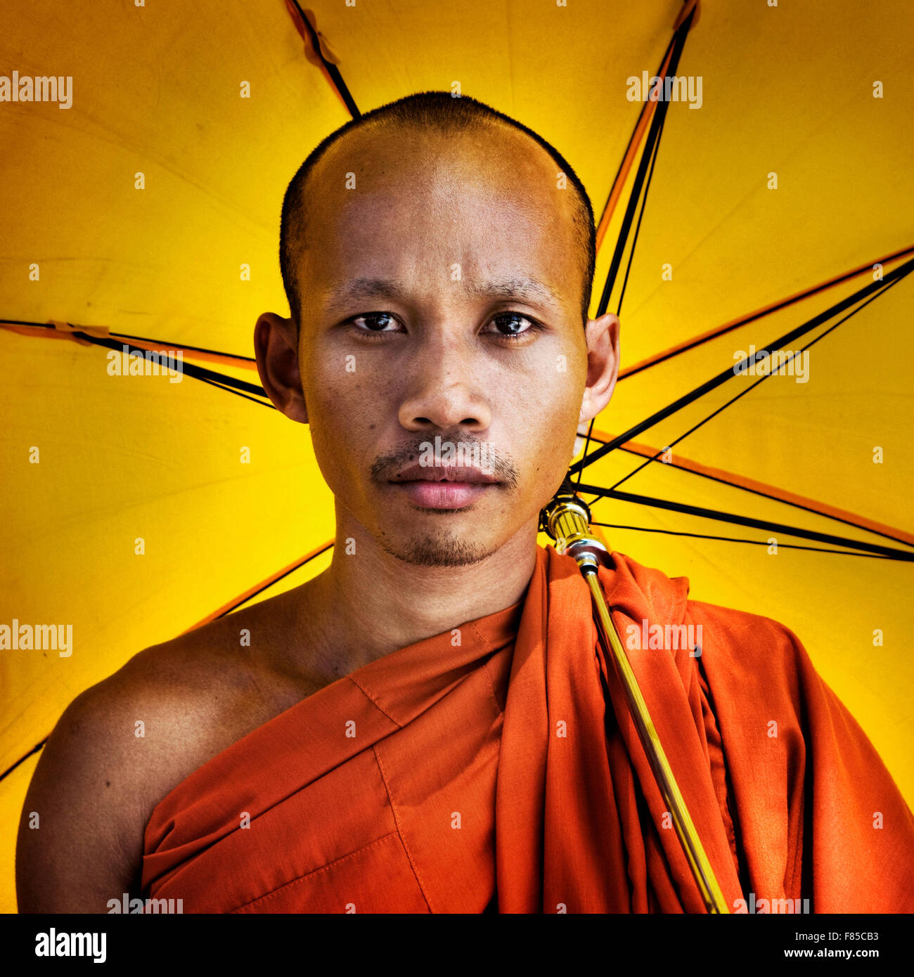 Buddhistischer Mönch hält Regenschirm Zeremonie Konzept Stockfoto