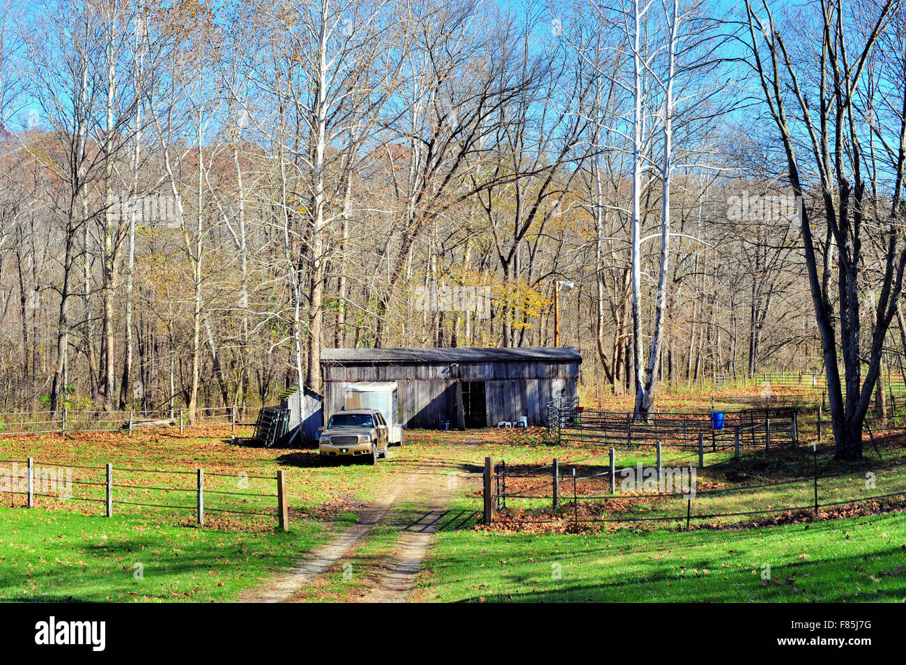 Eine ländliche Halle, auch als eine Scheune in der Nähe von Tanger in Parke County, Indiana, USA dient. Stockfoto