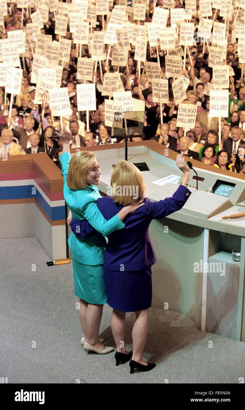 Hillary Clinton (links) und Tipper Gore bei der 1996 Democratic Convention in Chicago. Stockfoto