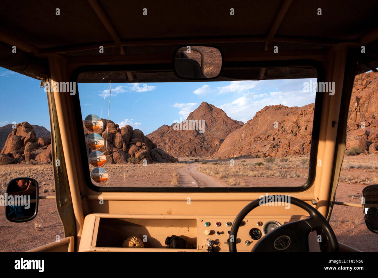 Blick vom Land Cruiser in der Nähe von Sossusvlei Nationalpark - Namib-Naukluft-Nationalpark, Namibia, Afrika Stockfoto