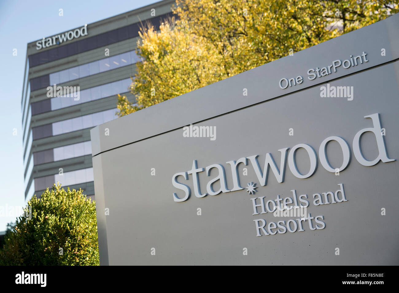 Ein Logo Zeichen außerhalb der Hauptsitz der Starwood Hotels &amp; Resorts Worldwide, Inc. in Stamford, Connecticut am 20. November, Stockfoto