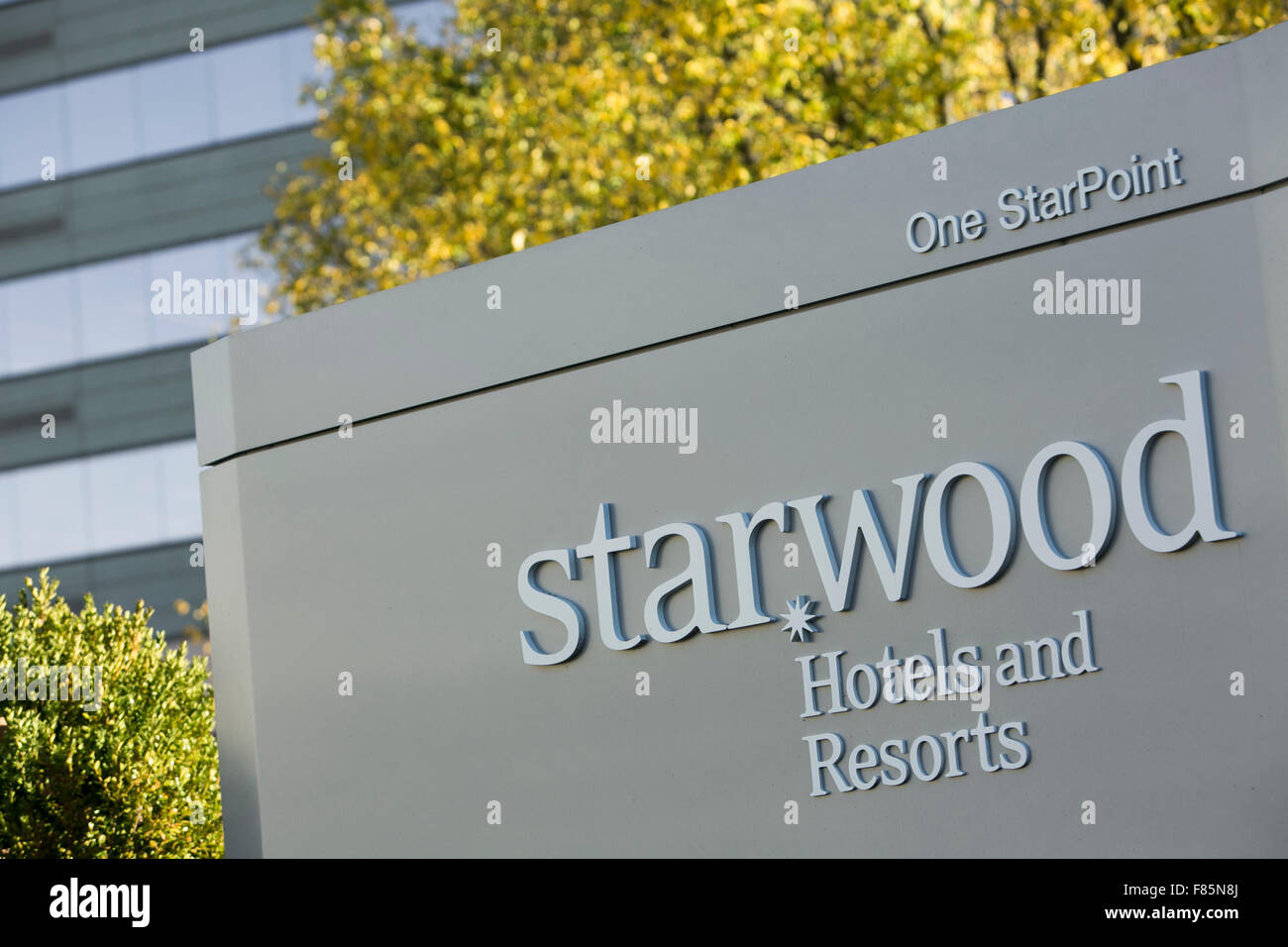 Ein Logo Zeichen außerhalb der Hauptsitz der Starwood Hotels &amp; Resorts Worldwide, Inc. in Stamford, Connecticut am 20. November, Stockfoto