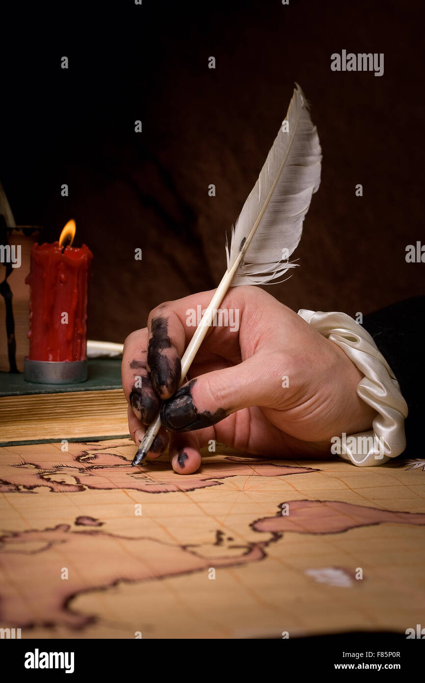 Hand mit Tinte gefärbten Finger zieht Karte der alten Welt-Federkiel Stockfoto