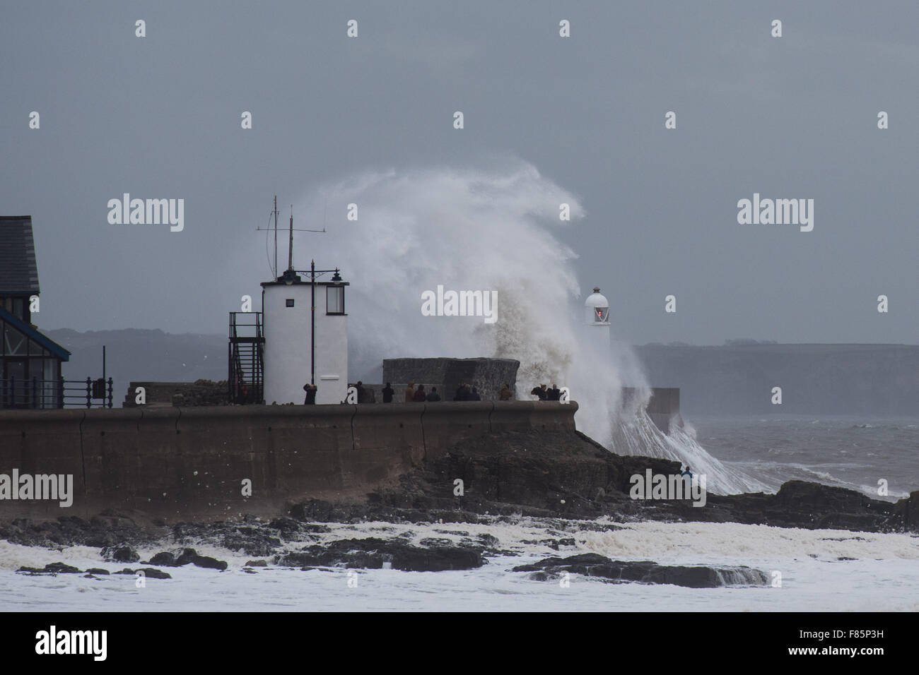 Porthcawl, Wales, UK. 5. Dezember 2015. Riesige Wellen über den Leuchtturm in Porthcawl, South Wales als Sturm Desmond trifft die Gegend. Bildnachweis: Polly Thomas/Alamy Live-Nachrichten Stockfoto