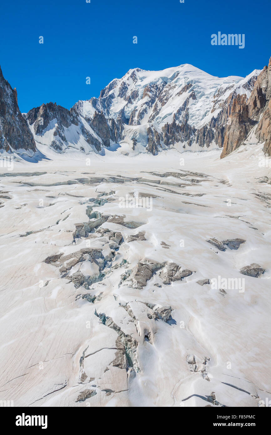 Massif de Montblanc an der Grenze zwischen Frankreich und Italien. Im Vordergrund das Eisfeld und Gletscherspalten der Tal-Blanche Stockfoto