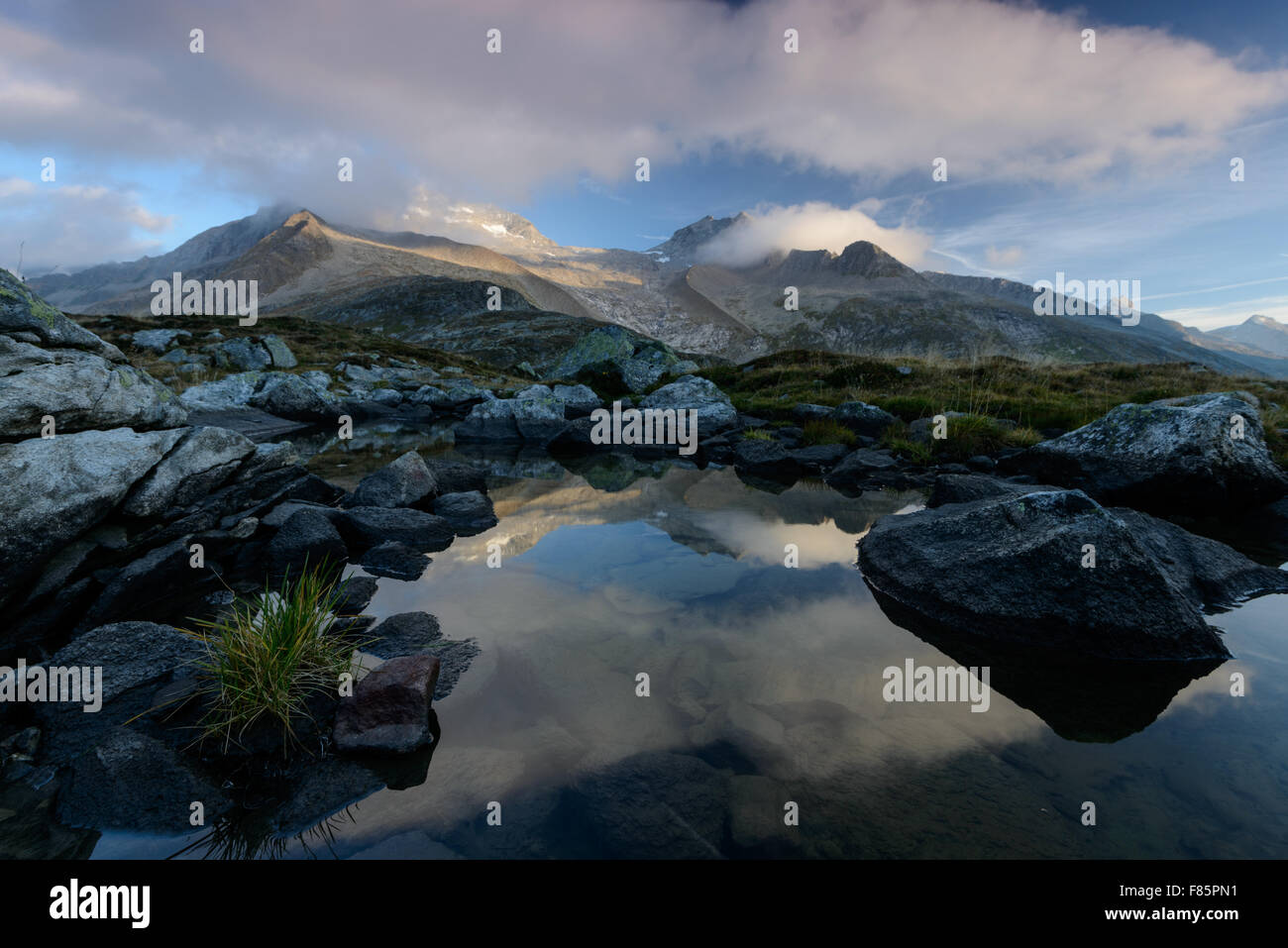 Wandern in den Bergen. Stockfoto