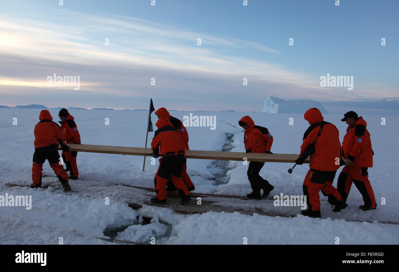 Antarktisstation Zhongshan, Chinesisch wissenschaftliche Forschung Basis in der Antarktis. 6. Dezember 2015. Forscher zu überbrücken Holzplanken auf eine Gletscherspalte Schneemobil die sichere Passage in der Nähe von Zhongshan-Antarktis-Station, eine chinesische wissenschaftliche Basis in der Antarktis, 6. Dezember 2015 sicherzustellen. China hat seine 32. Antarktis-Expedition als Forschungsschiff und Eisbrecher Xuelong (Snow Dragon) Shanghai am 7. November verließ. © Zhu Jichai/Xinhua/Alamy Live-Nachrichten Stockfoto