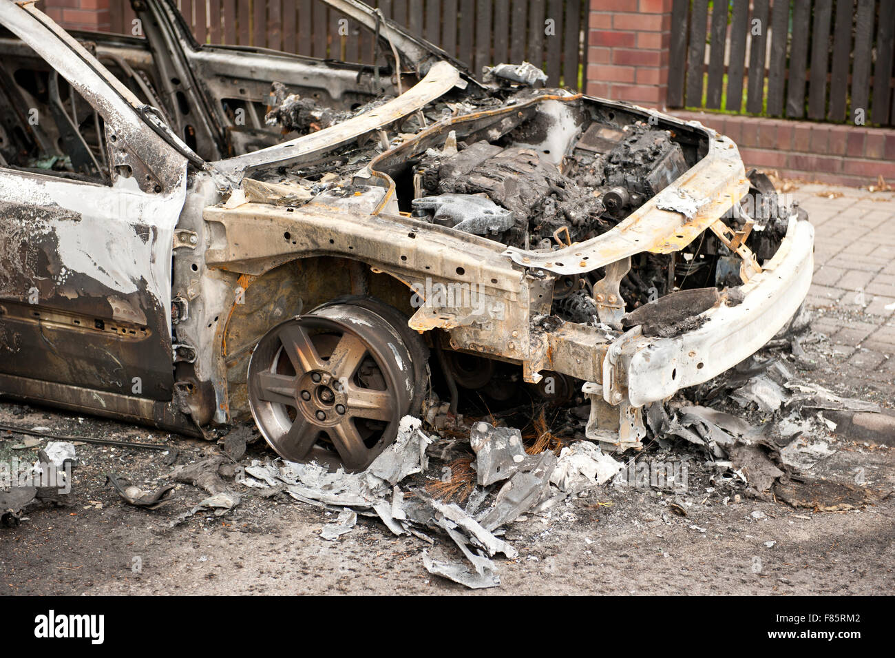 Verwüstete verbrannten Auto bei Brandstiftung Feuer, weiße Autounfall auf dem Bürgersteig in Polen, verwöhnte leeren Auto in Feuerunfall, verkohlte Autos Stockfoto