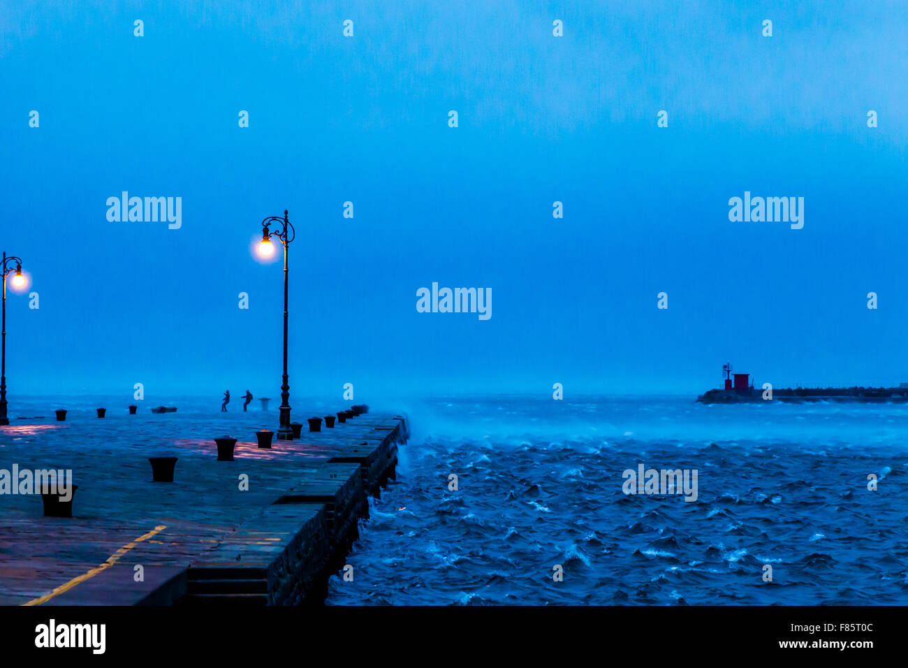 ein windiger Winternachmittag im Hafen von einer italienischen Stadt Stockfoto